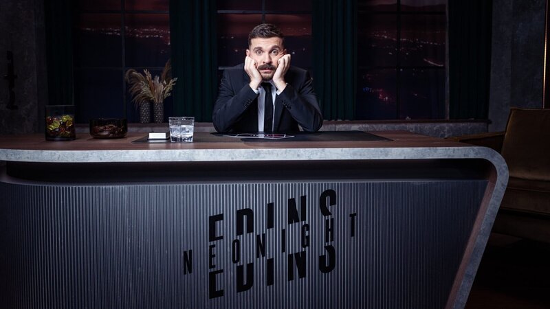 Edin Hasanovic am Schreibtisch seines Late-Night-Studios für „Edins Neo Night“ – Bild: ZDF und Ben Knabe