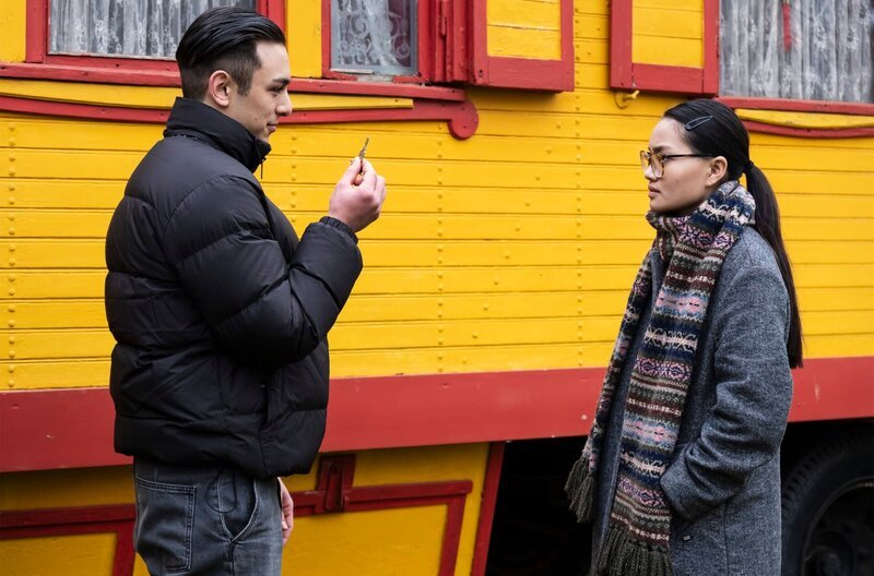 Lien (Nui Nguyen) kann nicht glauben, dass Leon (Joel Akgün) mit ihr in Saschas Zirkuswagen einsteigen will. – Bild: BR/​Lena Semmelroggen