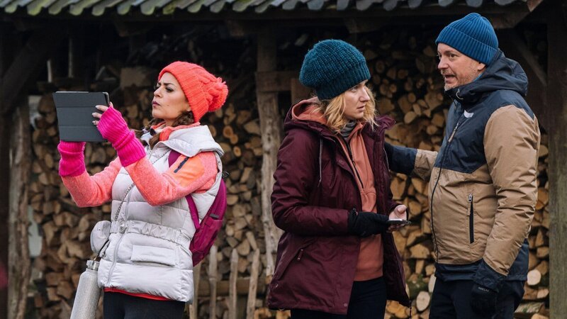 Kommissarin Lilly Funke (Tatjana Kästel, r.) versucht, das Gespräch der Wanderer Mila und Jan Herzog (Višnja Sretenovi?, M. und Daniel Krauss, r.) zu belauschen. Was hat das Ehepaar zu verbergen? – Bild: ZDF und Martin Rottenkolber