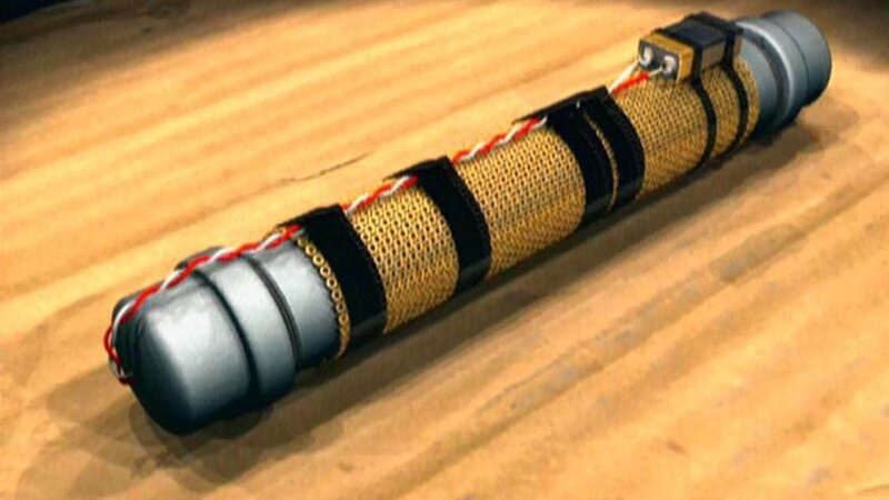 Als die Rohrbombe das Haus zerstört, kommt ein Junge ums Leben. Seine Mutter überlebt schwer verletzt. – Bild: MG RTL D