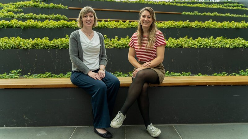 Prof. Anna-Lena Zietlow (l.) und Moderatorin Jasmina Neudeckerer (r.). Professorin Zietlow erforscht die Eltern-Kind-Bindung. Ihre Studien zeigen: Elternliebe kann man lernen. – Bild: ZDF und Max Leitmeier