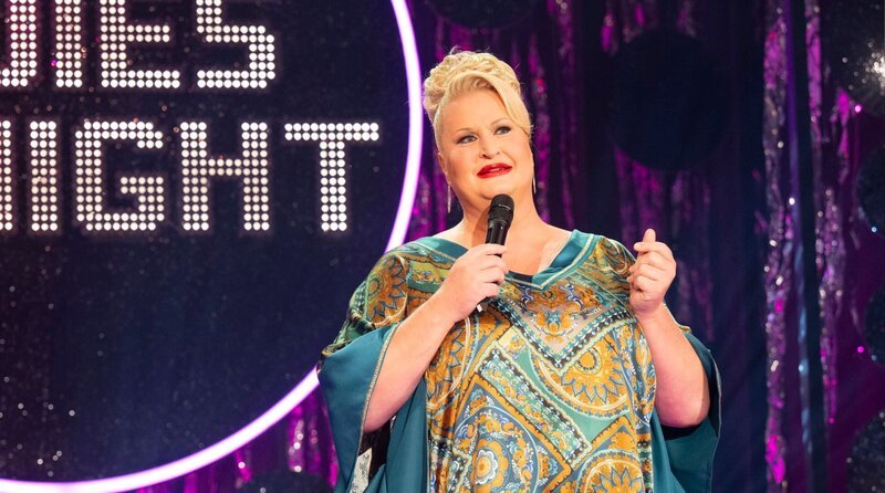 Gastgeberin Daphne de Luxe. – Bild: WDR/​Melanie Grande