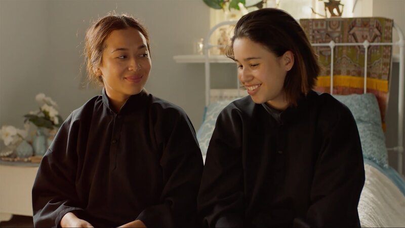 Hunter (Gina Spadaro, re.) und Farah (Denise Aznam) bilden als Pencak Silat ein gutes Team. – Bild: WDR/​The Storytellers Film & TV/​Thomas Leermakers