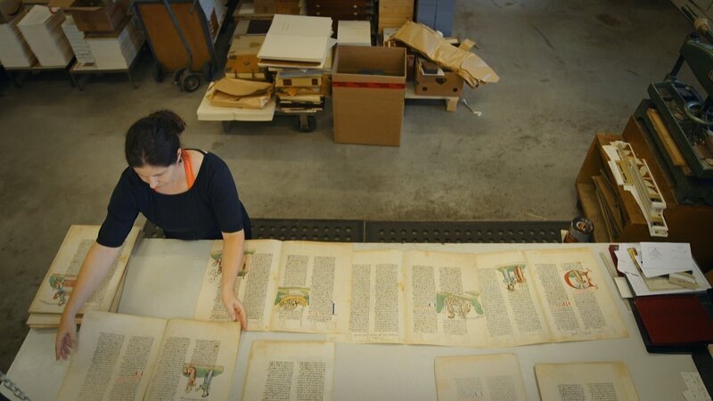 Handwerkliches Herstellen der Vorauer Volksbibel. – Bild: ORF/​METAFILM