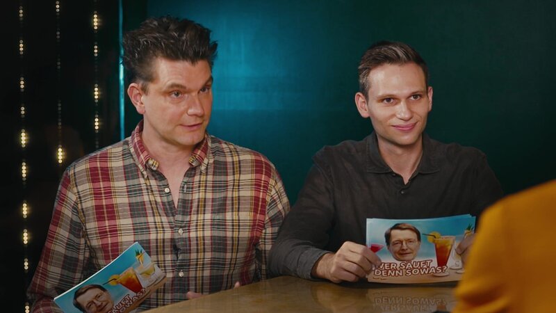 Lutz van der Horst (l.) und Fabian Köster (r.) quizzen mit dem Bundesgesundheitsminister (nicht im Bild). – Bild: ZDF und Claudio Luciani