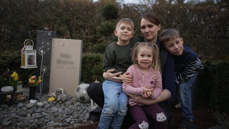 Vor zwei Jahren hat Joanna (29) ihren Mann verloren, durch einen selbstverschuldeten Unfall. Sie und die gemeinsamen drei kleinen Kinder gehen durch eine harte Zeit. – Bild: ZDF und Markus Haist