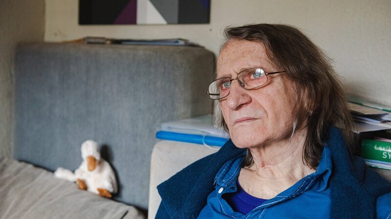 Im vergangenen Jahr ist Hartmuts Ehefrau Monika an Magersucht gestorben. Hartmut sucht jetzt einen Weg mit der Trauer umzugehen. – Bild: WDR/​Sandra Stein