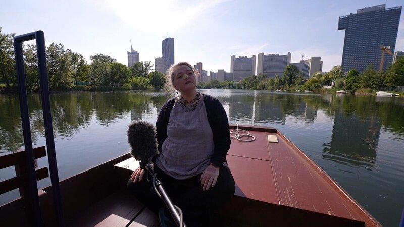 Die vielseitige Wiener Vokalistin Nataša Mirković bei Dreharbeiten zu Sound of Vienna an der Alten Donau. – Bild: ORF/​ORF-Wien