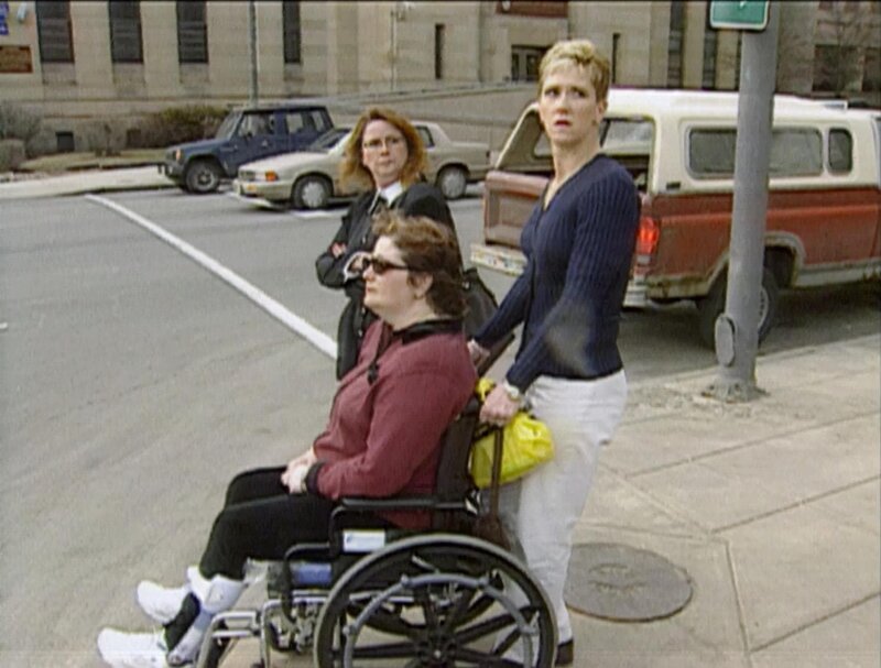 Die junge Frau eines Arztes wird plötzlich und ohne erkennbaren Grund ernsthaft krank. Ihr Zustand verschlechtert sich immer mehr, so dass sie sich schon bald kaum mehr bewegen kann. – Bild: VOX Die junge Frau eines Arztes wird plötzlich und ohne erkennbaren Grund ernsthaft krank. Ihr Zustand verschlechtert sich immer mehr, so dass sie sich schon bald kaum mehr bewegen kann. – Bild: VOX