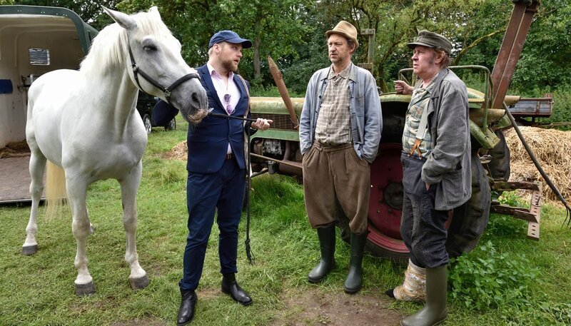 Adsche (Peter Heinrich Brix, Mi.) und Brakelmann (Jan Fedder, re.) freuen sich darüber, das Pferd Black Bronco zu bestatten. Es gibt nur ein Problem – das Pferd von Florian v. Engelberg (Knut Riepen, li.) lebt noch. – Bild: NDR/​Uwe Ernst