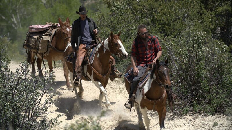 Chad Ollinger (r.) and Josh Feldman ride their horses up the trail. – Bild: Warner Bros. Discovery, Inc. or its subsidiaries and affiliates