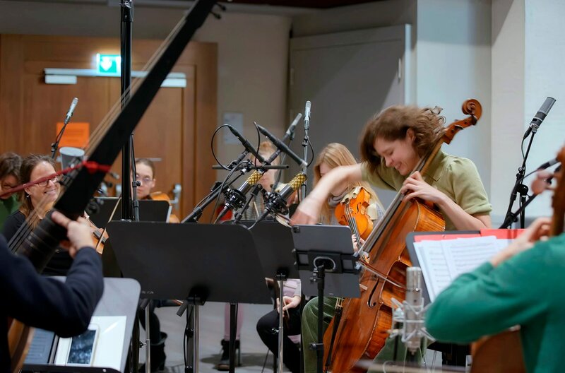 Über mehrere Monate hinweg begleitet das Kamerateam die junge Cellistin Anastasia Kobekina (r) auf ihrem Weg zum internationalen Durchbruch. – Bild: WDR