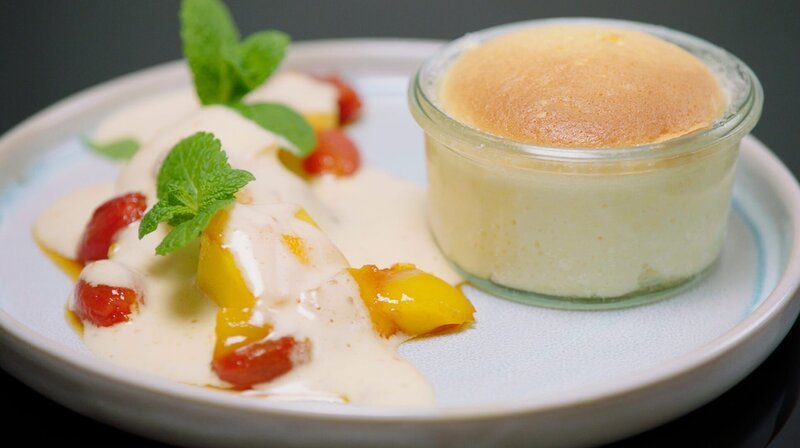 Und als Dessert gibt es: Mascarpone-Soufflé mit Zabaione & Tomaten-Mangosalat (Fusionsgericht: NRW trifft auf Italien) – Bild: WDR/​2Bild GmbH