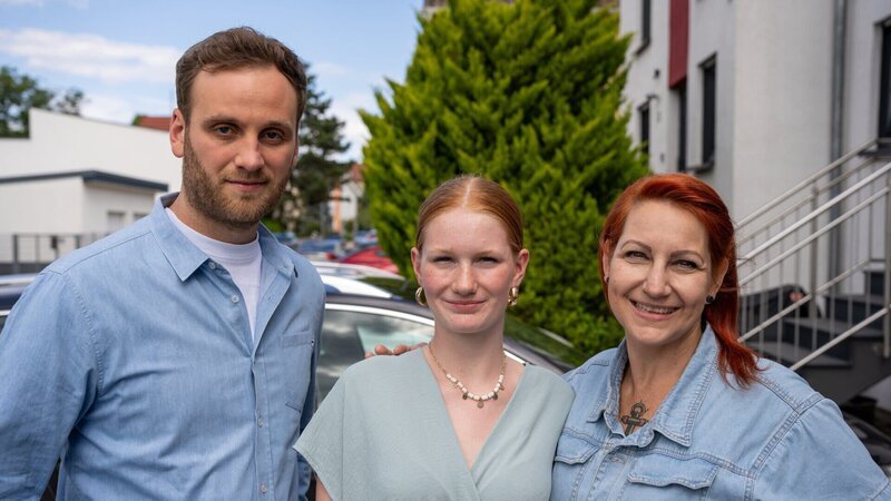 Leon Windscheid (l.) mit Nadia (r.) und Tochter Annabelle (M.) – Bild: ZDF und Marius Fuchtmann