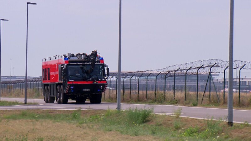 Selbst mit vollem Wassertank erreicht das 39 Tonnen schwere Fahrzeug eine Geschwindigkeit von bis zu 120 Kilometer pro Stunde. – Bild: N24 Doku Selbst mit vollem Wassertank erreicht das 39 Tonnen schwere Fahrzeug eine Geschwindigkeit von bis zu 120 Kilometer pro Stunde. – Bild: N24 Doku