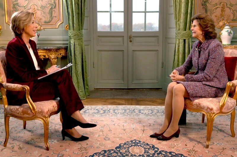 Leontine v.Schmettow (l.) beim Interview-Termin mit Königin Silvia. – Bild: SWR Leontine v.Schmettow (l.) beim Interview-Termin mit Königin Silvia. – Bild: SWR
