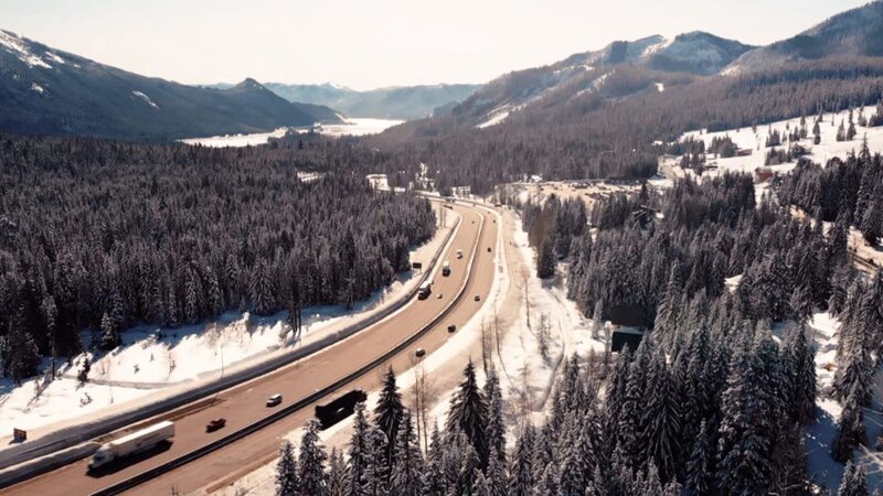 Jährlich ziehen die „Rockies“ viele Besucher an, vor allem die Nationalparks Yellowstone und Yosemite sind sehr beliebt. Doch im Winter können die eisigen Bergstraßen zur Todesfalle werden. – Bild: WELT