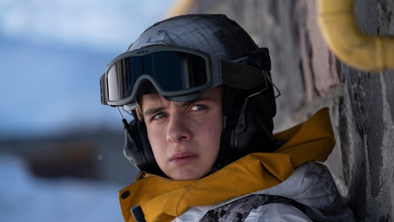 Alex Rider (Otto Farrant) lässt seine Verfolger in dem Glauben, dass er tot ist. In Wahrheit schmiedet er mit dem Geheimdienst einen Plan, die Eliteschule zu stürmen. – Bild: ZDF