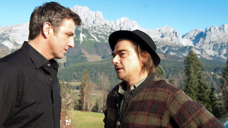 Arthur Distelmeier (Martin Feifel, r.) macht keinen Hehl daraus, dass er Martin Gruber (Hans Sigl, l.) nicht mag und eine Beziehung zwischen ihm und seiner Tochter nicht zulassen wird. – Bild: ZDF und Thomas R. Schumann