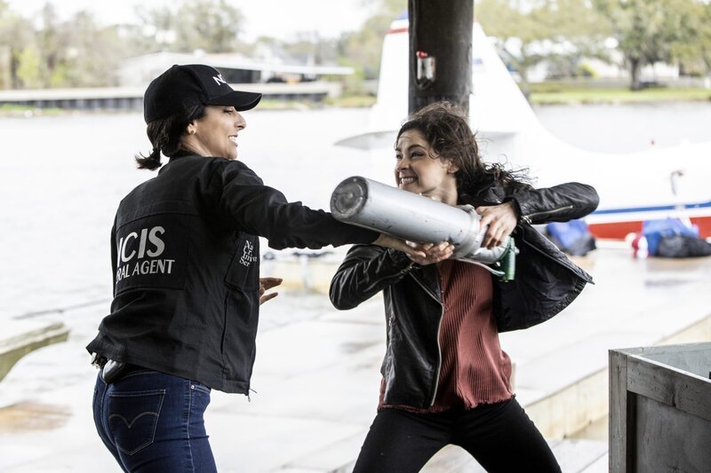 Special Agent Hannah Khoury (Necar Zadegan, l.); Special Agent Tammy Gregorio (Vanessa Ferlito, r.) – Bild: 2020 CBS Broadcasting Inc. All Rights Reserved. /​ Sam Lothridge Lizenzbild frei