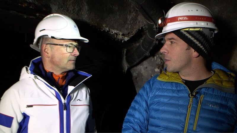 Prof. Michael Krautblatter (rechts) von der Technischen Universität München geleitet Karsten Schwanke in die Stollen auf 2.800 Meter Höhe, die zur Permafrostlinse der Zugspitze führen. – Bild: BR/​Maximilian Schecker /​ Maximilian Schecker