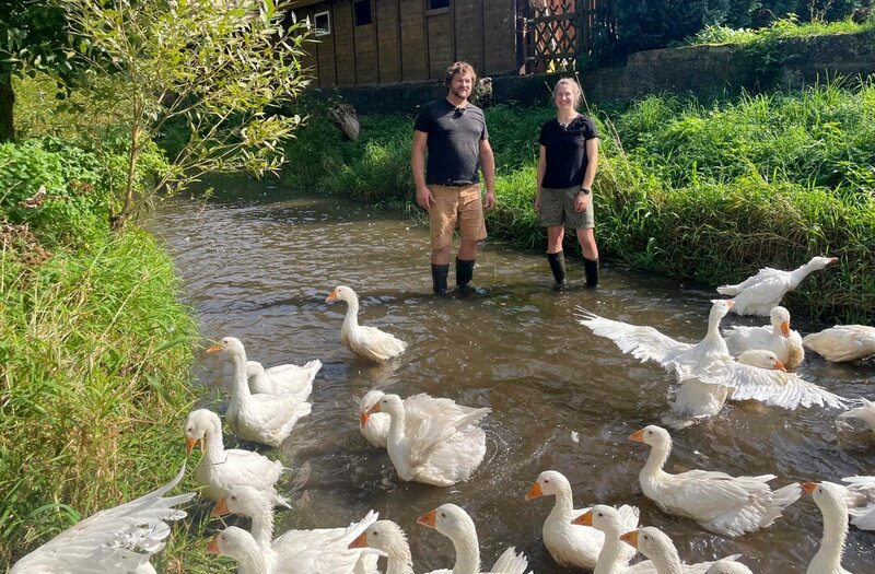 Franziska und Gregor sorgen mit ihrem Bauernhof mitten im nordhessischen Gilsa für Aufsehen. – Bild: HR Franziska und Gregor sorgen mit ihrem Bauernhof mitten im nordhessischen Gilsa für Aufsehen. – Bild: HR