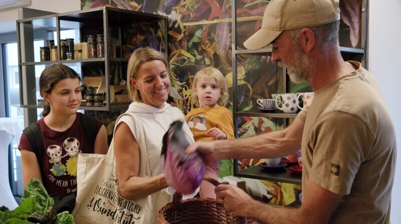  Gundi’s Laden in Sankt Radegund bei Graz. Landwirt Jason Nunn beim Verkauf seiner Produkte. – Bild: ORF/​Posch TV Filmproduktion