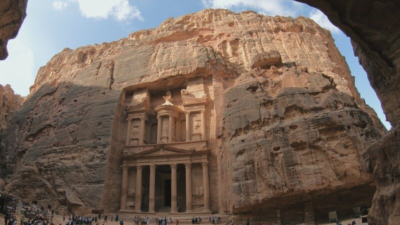 Die beeindruckende Grabstätte Khazne al-Firaun wurde direkt in den Felsen gehauen. – Bild: ZDF