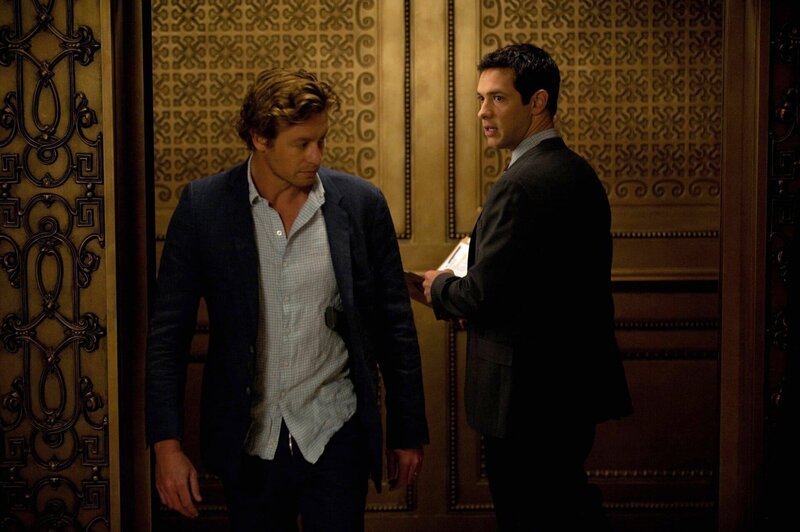 Ein harter Tag steht ihnen bevor: Patrick (Simon Baker, l.) und Luther Wainwright (Michael Rady, r.) … – Bild: Warner Bros. Television Lizenzbild frei