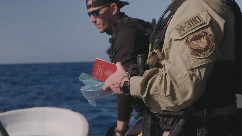 Die CBP-AMO-Agenten Yadier und Squires überprüfen Pässe auf offener See in der Nähe von Mayaguez, P.R. – Bild: Lucky 8 TV/​Paul Taggart