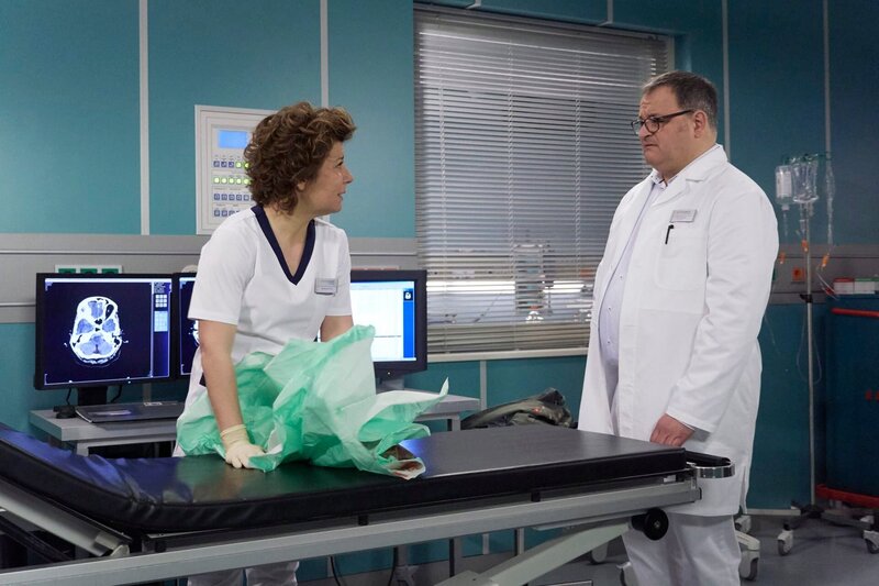 Hans-Peter Brenner (Michael Trischan) macht sich Sorgen um das neugeborenene Baby einer gerade eingelieferten Patientin. Es könnte irgendwo unterversorgt und allein liegen. Schwester Ulrike Stolze (Anita Vulesica) versucht Brenner zu beruhigen: Genauso gut könnte es gerade beim Kindsvater oder jemand anderem sein, der sich um das Baby kümmert. Doch Brenner hat kein gutes Gefühl. – Bild: MDR/​Saxonia Media/​Wernicke