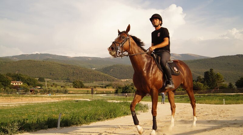Lorenzo Paci trainiert mit seinem Pferd für das traditionelle Reitturnier, die Giostra della Quintana. – Bild: BR/Casei Media GmbH/NDR/Milena Schwoge Lorenzo Paci trainiert mit seinem Pferd für das traditionelle Reitturnier, die Giostra della Quintana. – Bild: BR/Casei Media GmbH/NDR/Milena Schwoge