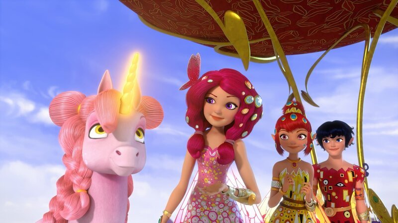 Mia (2.v.l.), Yuko (2.v.r.) und Mo (r.) sind mit dem königlichen Ballon zu einer neuen Insel geflogen. Dort beginnt Kyaras (l.) Horn zu leuchten. Das muss ein Zeichen sein, dass es auf dieser Insel etwas Besonderes zu entdecken gibt. – Bild: ZDF/​2023 m4e GmbH