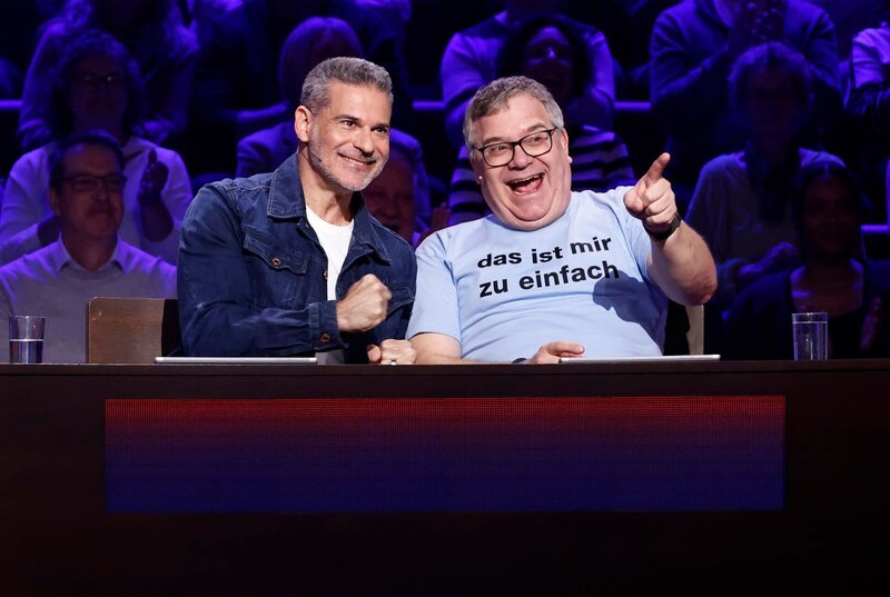 Rateteam-Kapitän Elton (r.) mit Schauspieler und Komiker Rick Kavanian (l.). – Bild: ARD/​Morris Mac Matzen