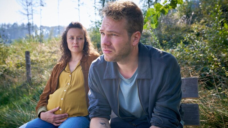 Marie (Tinka Fürst, l.) und Julian (Ben Münchow, r.) teilen einen stillen Moment – reichen die Gefühle der beiden für eine gemeinsame Zukunft als Familie? – Bild: ZDF und Guido Engels