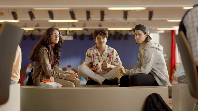 Samira (Inaya Siddique, li.) schließt Freundschaft mit Hunter (Gina Spoadaro, re.) und Joaquim (Yassin van Veenendaal, Mi.). – Bild: WDR/​The Storytellers Film & TV/​Thomas Leermakers