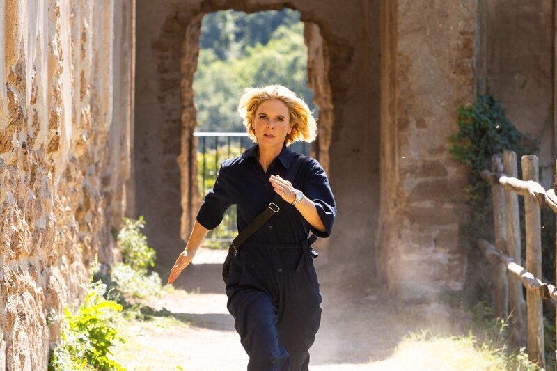 Sylvia Fox (Emilia Fox) verfolgt einen Verdächtigen. – Bild: ZDF und Francesco Berardinelli/​AcornTV