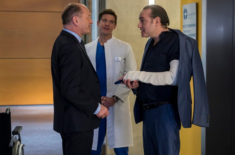 Auch Wolfgang Berger freut sich über den ehemaligen Kollegen am Klinikum. V.l.n.r. Wolfgang Berger (Horst Günter Marx), Ben Ahlbeck (Philipp Danne), Dr. Guido Jansen (Miguel Abrantes Ostrowski) – Bild: ARD/​Jens Ulrich Koch