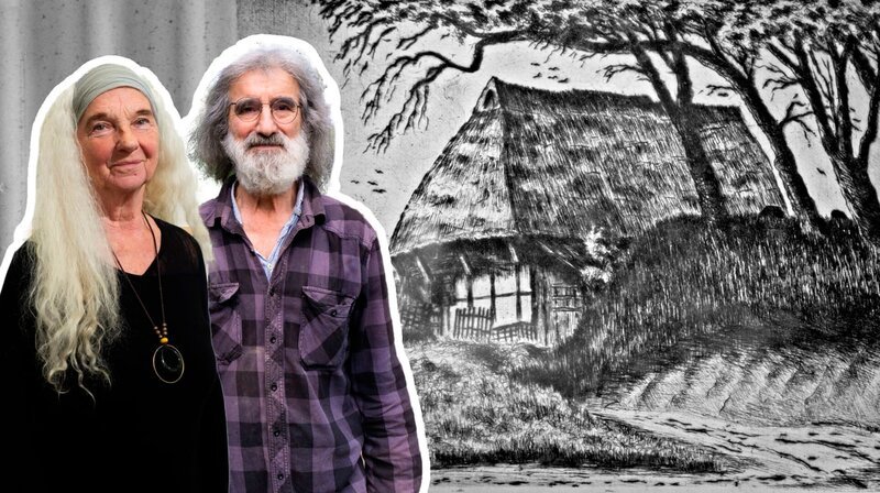 Friedemann und Renate Löber stehen vor einer Zeichnung ihres 350 Jahre altem Reetdachhauses. – Bild: NDR