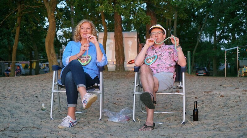Bettina Tietjen und Wigald Boning genießen den Sonnenuntergang am Campingplatz Bolter Ufer C15, Rechlin. – Bild: NDR/​Paulo da Silva/​beckground tv /​ NDR Presse und Information
