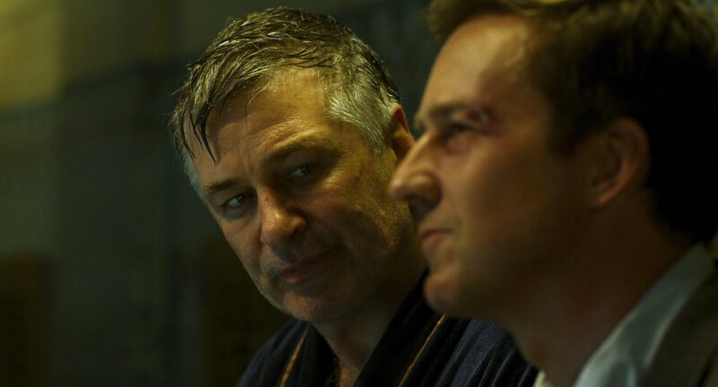 Alec Baldwin (Moses Randolph), Edward Norton (Lionel Essrog). – Bild: ORF/​PRO7/​Warner