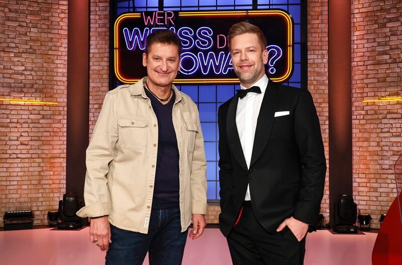 Als Kandidaten zu Gast bei „Wer weiß denn sowas?“: Der Sänger der Band „Pur“ Hartmut Engler (l.) und der Sänger Tom Gaebel (r.). – Bild: ARD/​Morris Mac Matzen