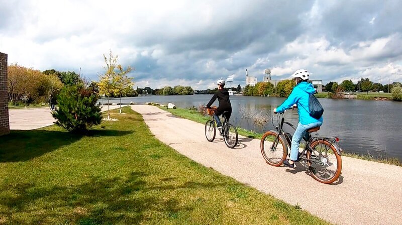 Karin und Rolf machen eine Ebike-Tour in Alpena. Karin ist ihrem Mann enteilt. – Bild: SWR/​Fandango