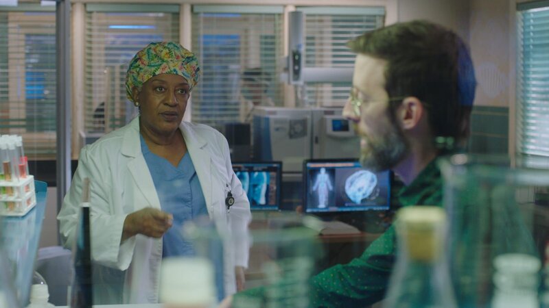 Loretta Wade (CCH Pounder, l.); Sebastian Lund (Rob Kerkovich, r.) – Bild: 2020 CBS Broadcasting, Inc. All Rights Reserved. /​ Sam Lothridge Lizenzbild frei