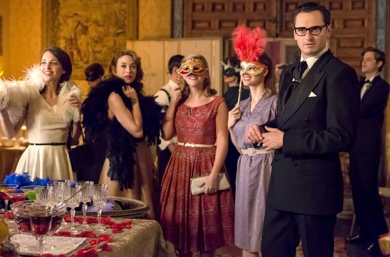 Raúl de la Riva hat Ana, Clara, Rita und Luisa zu einem Maskenball mitgenommen (v.l.n.r.: Paula Echevarría, Marta Hazas, Cecilia Freire, Manuela Vellés, Asier Etxeandia). – Bild: WDR/​Manuel Fernandez-Valdes/​Beta Film GmbH