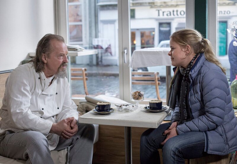 Sandra Schwartenbeck (Marie-Luise Schramm, r.) befragt den Imbissbesitzer Horst Rogler (Paul Faßnacht, l.). – Bild: MDR/​Georges Pauly