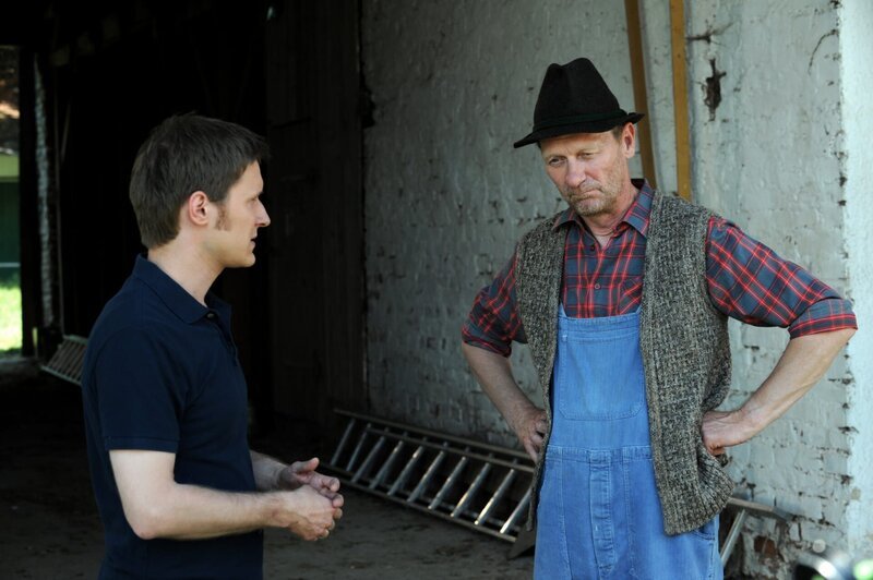 Ludwig möchte sich mit Bauer Gichtl aussprechen. Von links: Ludwig Brunner (Martin Wenzl) und Bauer Gichtl (Claus Steigenberger). – Bild: BR/​Marco Orlando Pichler