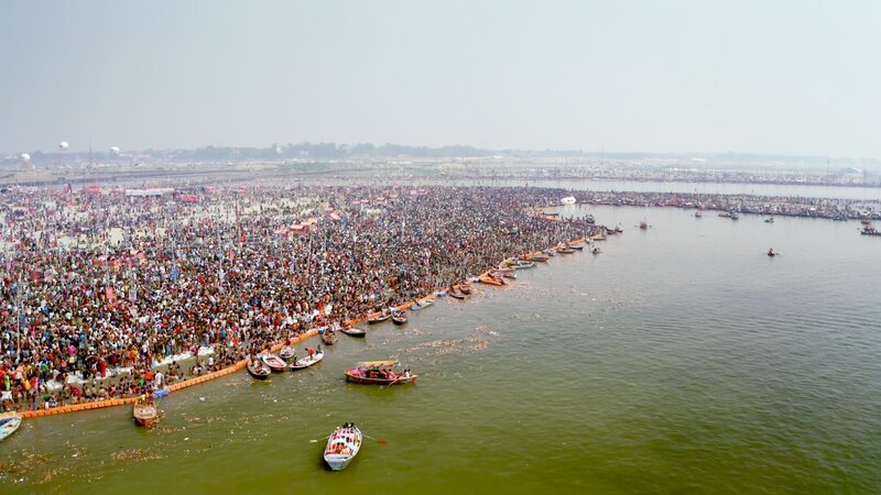 Kumbh Mela festival is one of the largest peaceful gatherings in the world, and considered as the „world’s largest congregation of religious pilgrims“. – Bild: National Geographic Channel