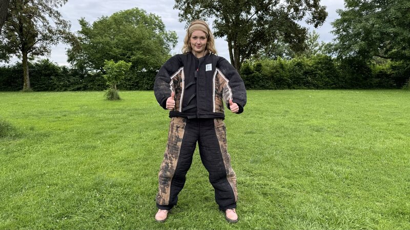 Im Hetzanzug soll Nina beim Polizeihunde-Schutztraining vor Bissen sicher sein. (Nina Ploghaus). – Bild: ZDF/​Tim Bornemann