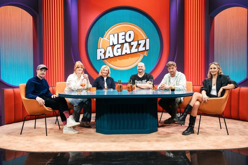 Von Links: Merlin Sandmeyer, Sophie Passmann, Maren Kroymann, Jumbo Schreiner, Tommi Schmitt und Elena Carričre im Studio von „Neo Ragazzi“. – Bild: ZDF und ben knabe